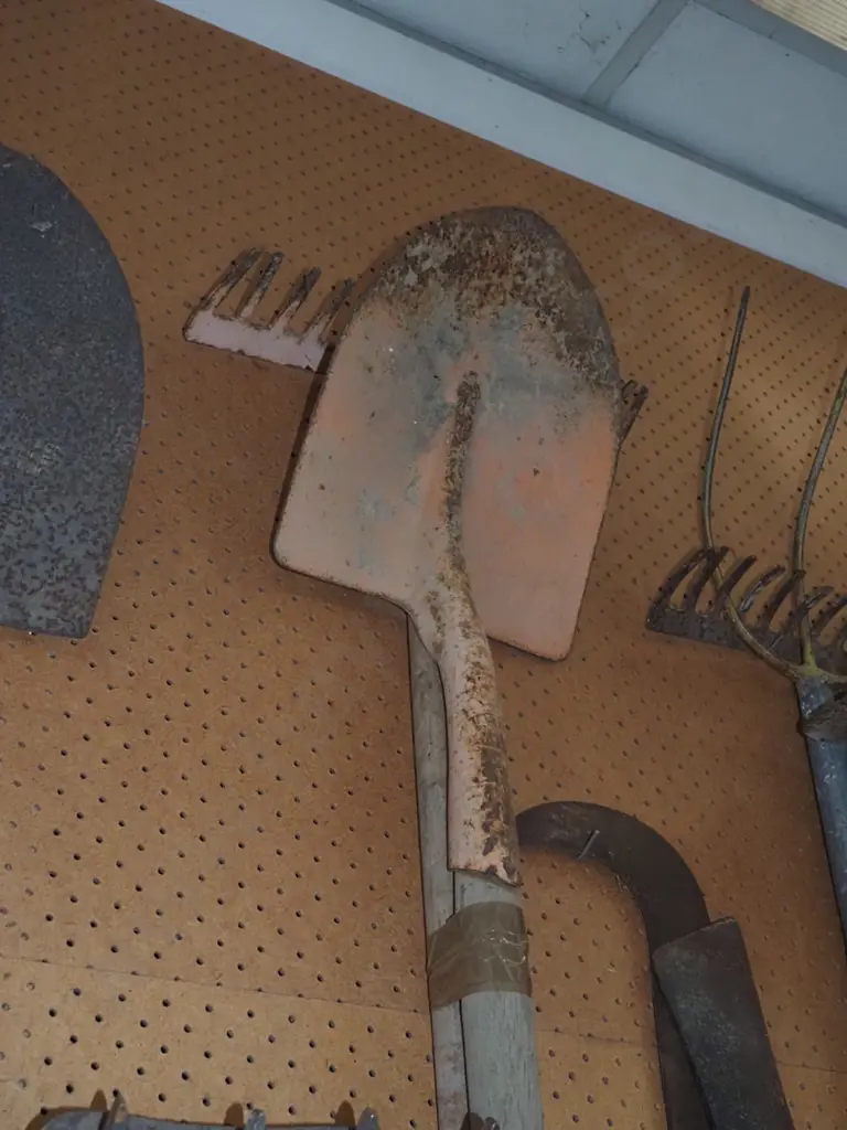 rake, shovel Image 1++