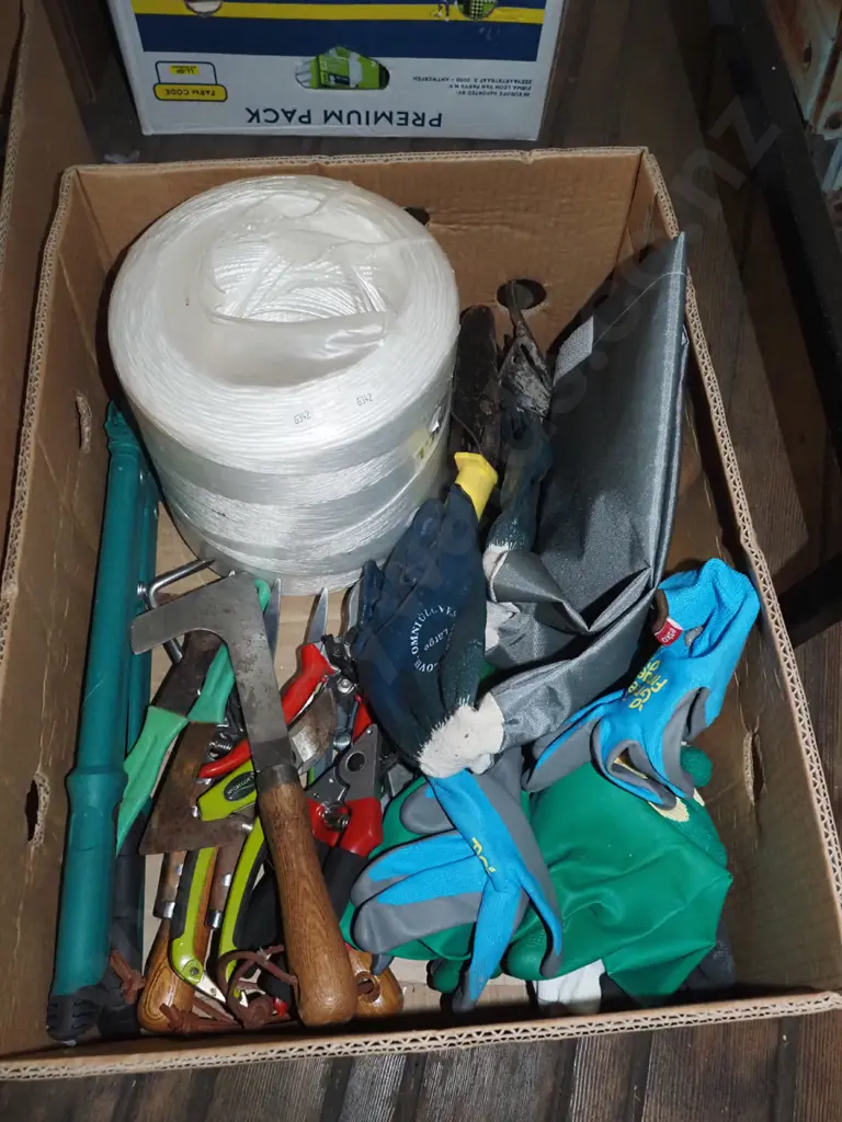 box; garden tools; secateurs, loppers, gloves etc Image 1++
