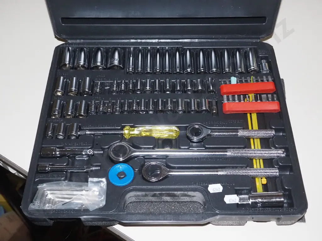 cased socket set Image 1++