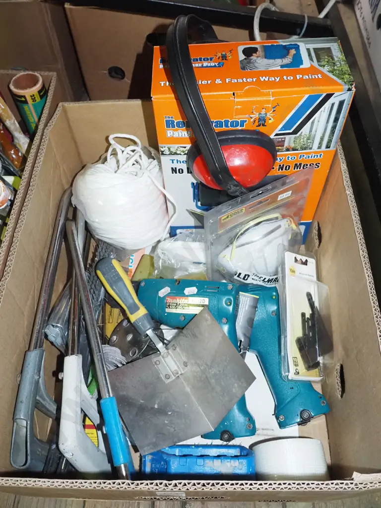 box; Renovator paint runner pro, ear muffs, battery drill setc Image 1++