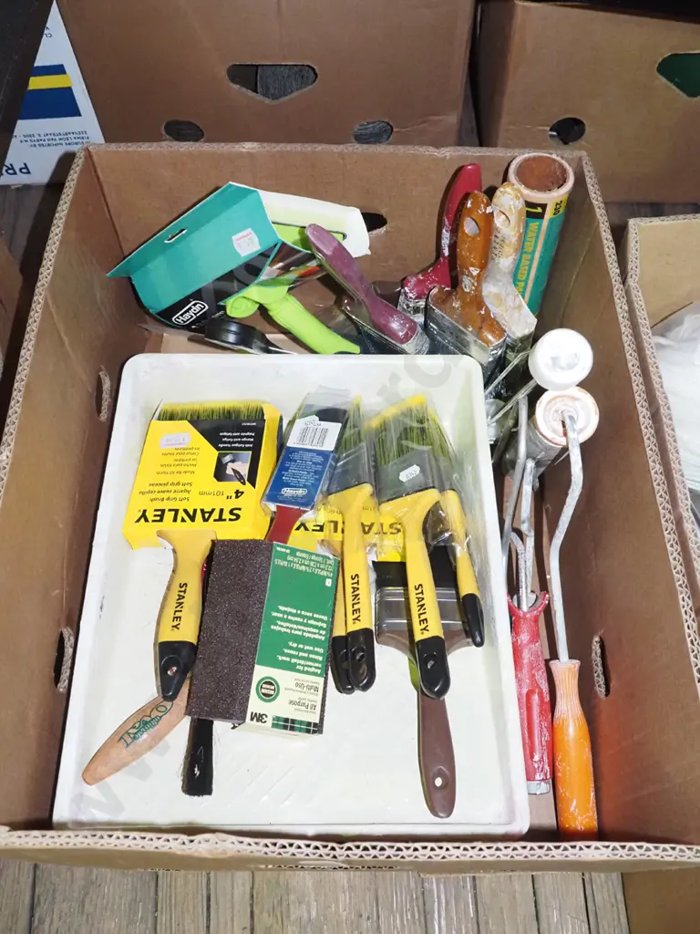 box; painters accessories, trays, rollers etc Image 1++