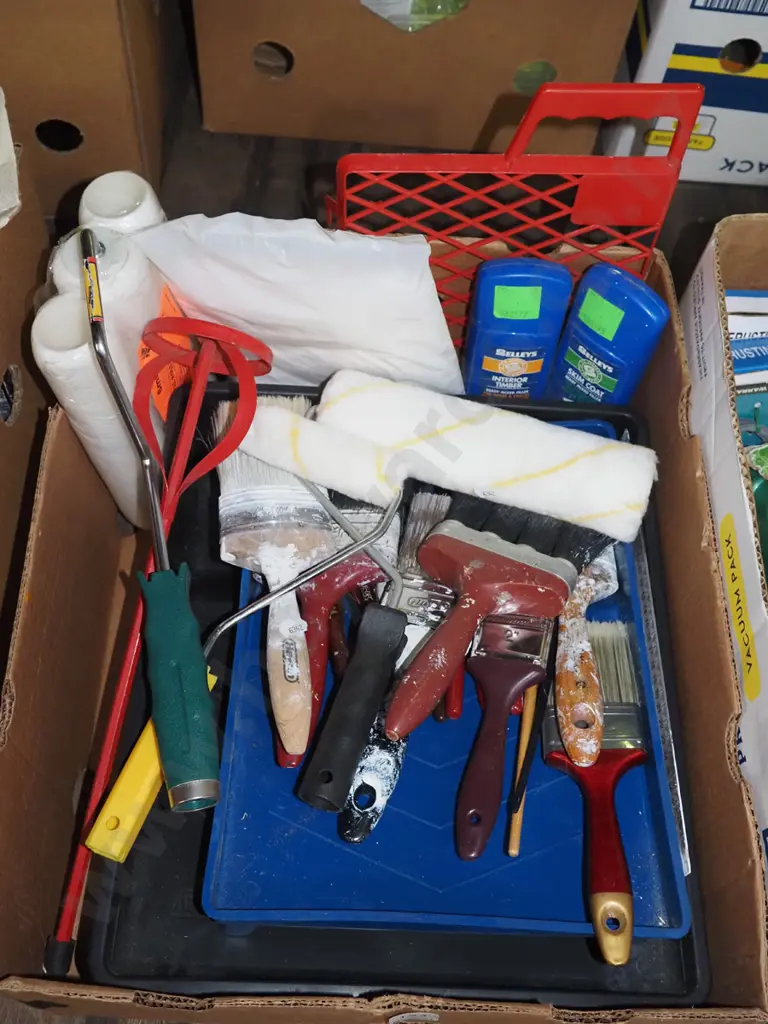box; painters gear, trays, brushes, roller setc Image 1++