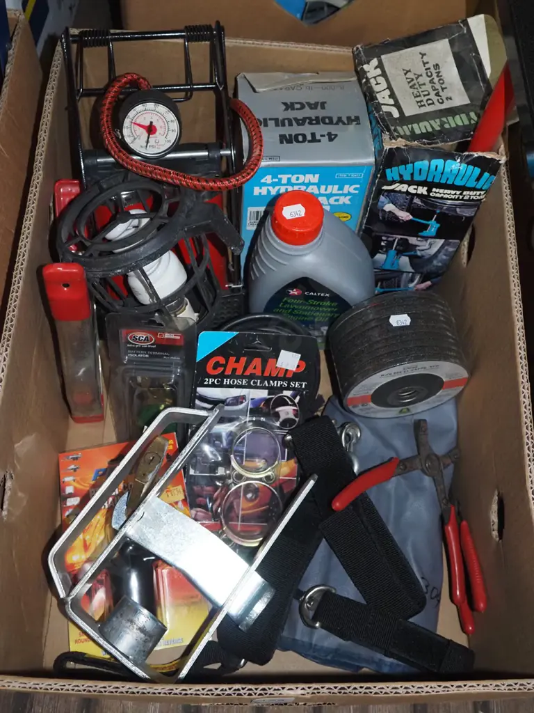 box; bottle jack, foot pump, grinder discs etc Image 1++