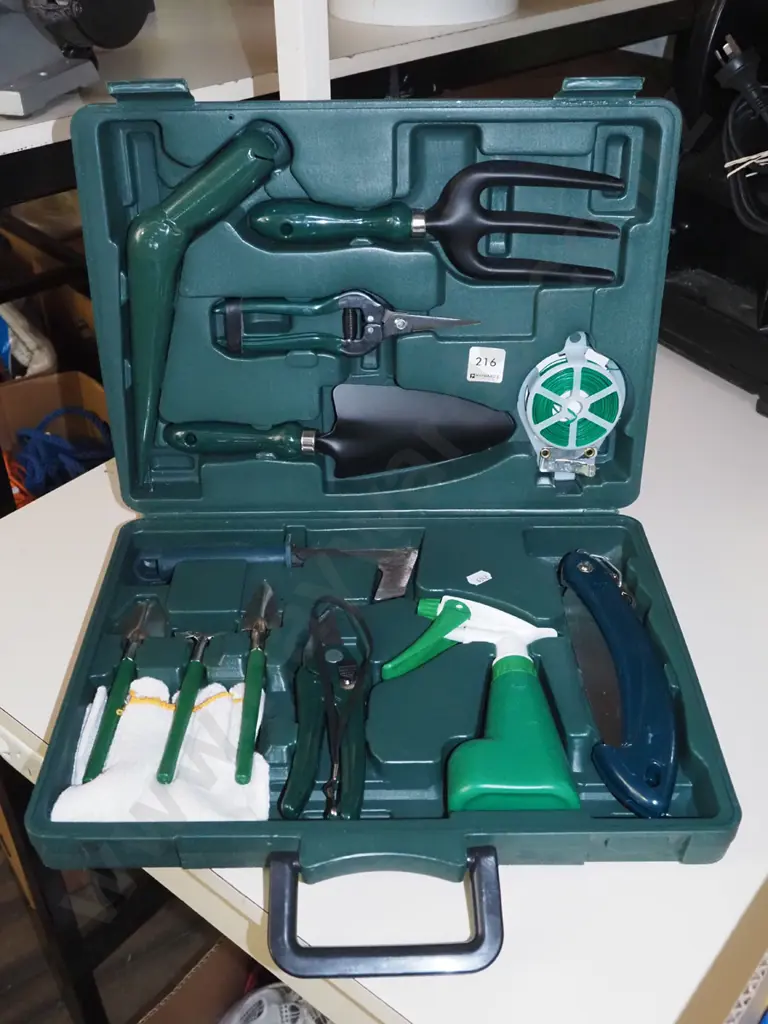 as-new cased 13 piece gardeners tool set Image 1++