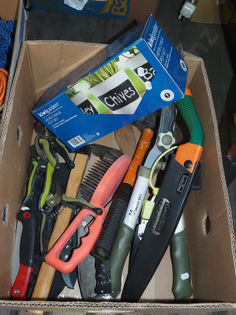 boxed garden tools, as-new Herb Chore planter set Image 1++