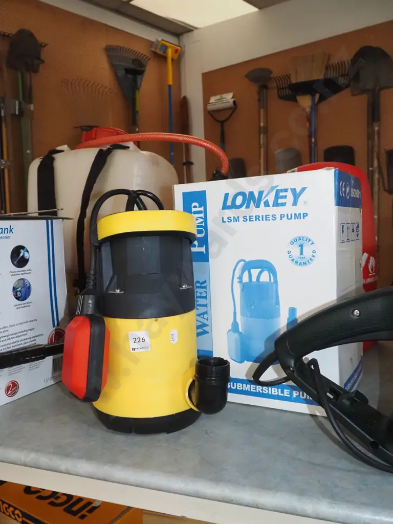 as-new Lonkey submersible pump Image 1++