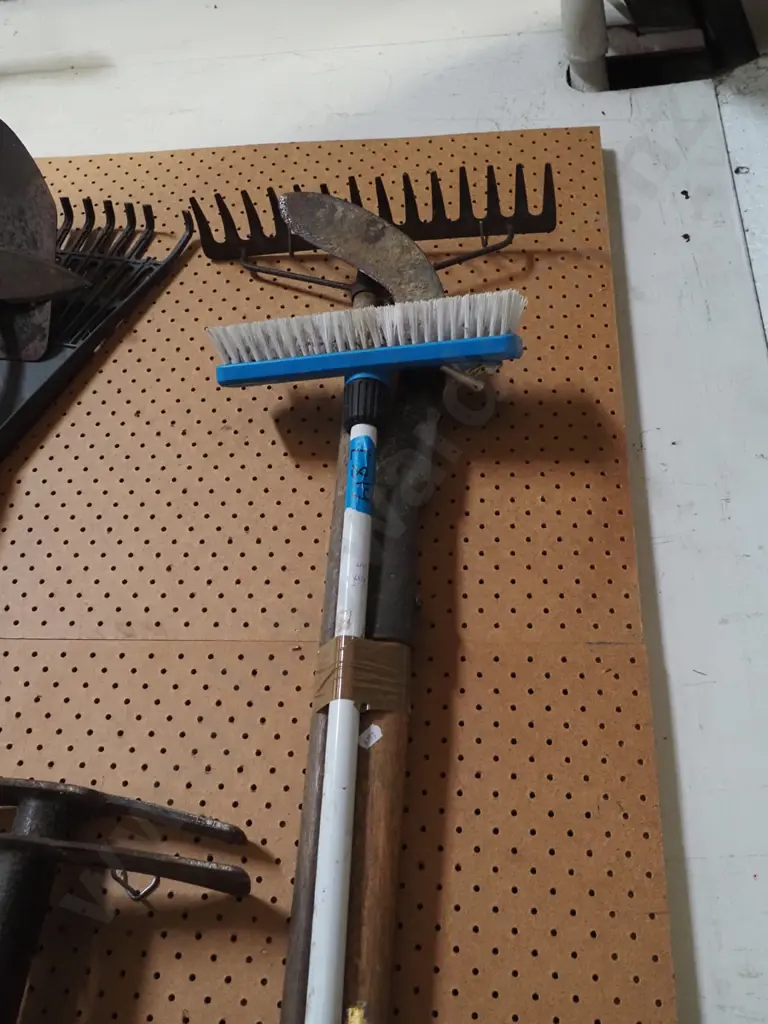 scrubbing brush, slaser, rake Image 1++