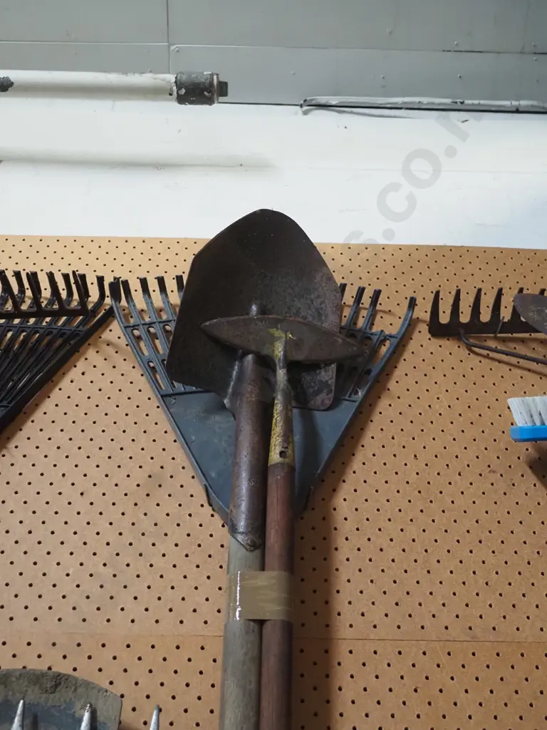 leaf rake, shovel, aeroplane hoe Image 1++