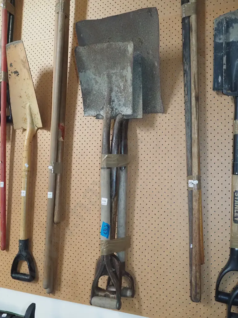 2x widen mouth shovels, spade Image 1++