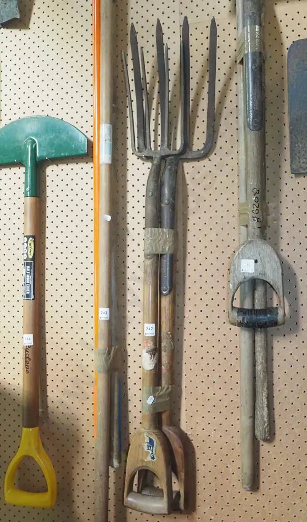 2x vintage wooden handled garden forks Image 1++