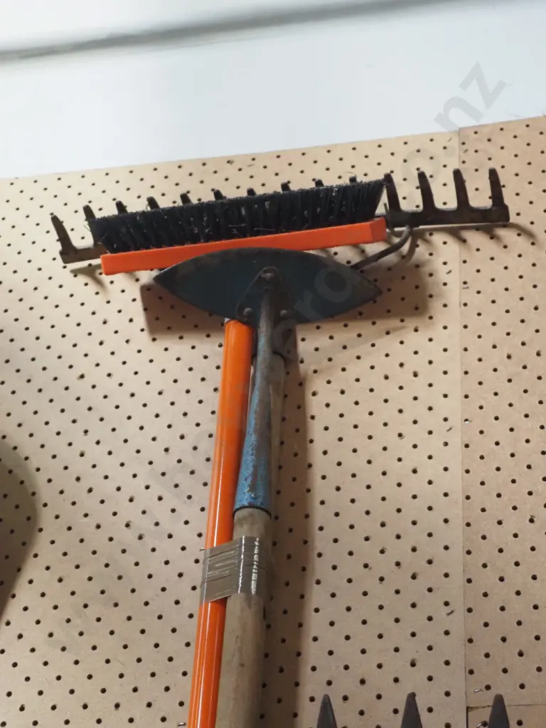 rake, hoe, scrubbing brush Image 1++