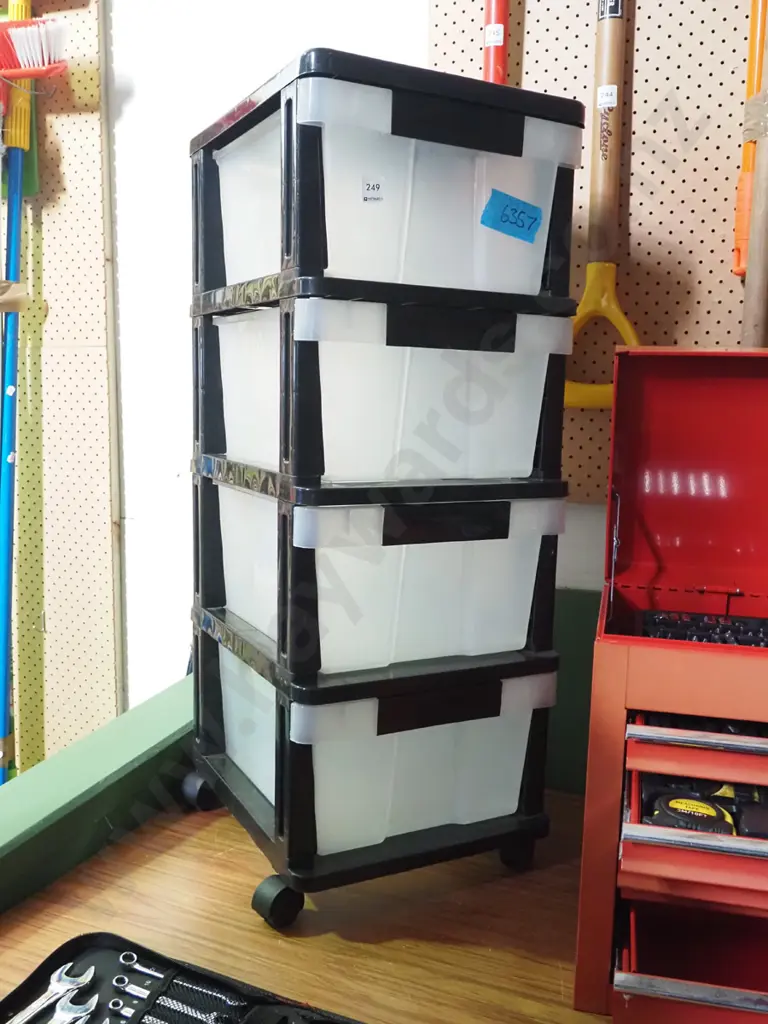 5x plastic drawers on casters Image 1++