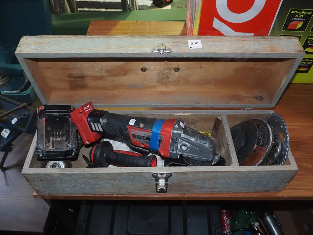 Milwaukee battery powered angle grinder - has battery, no charger Image 1++