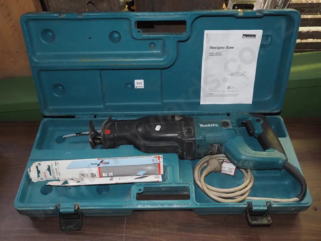 cased Makita reciprocating saw Image 1++