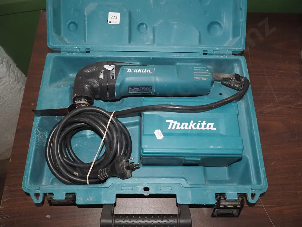 cased corded Makita multi tool and accessories Image 1++