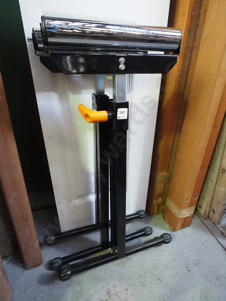 pair of as new metal roller stands Image 1++