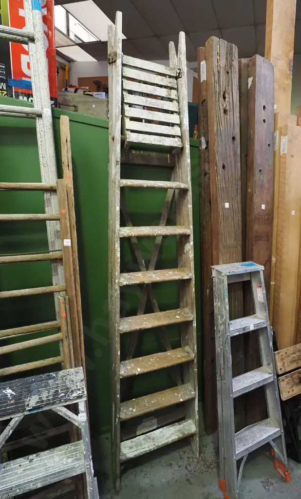 wooden 7 step painter's ladder Image 1++