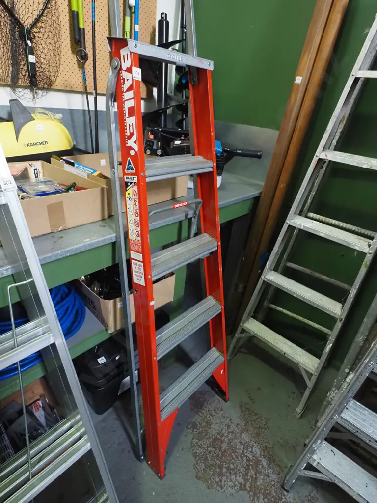 Baileys Quick Lock 4 step aluminium ladder Image 1++