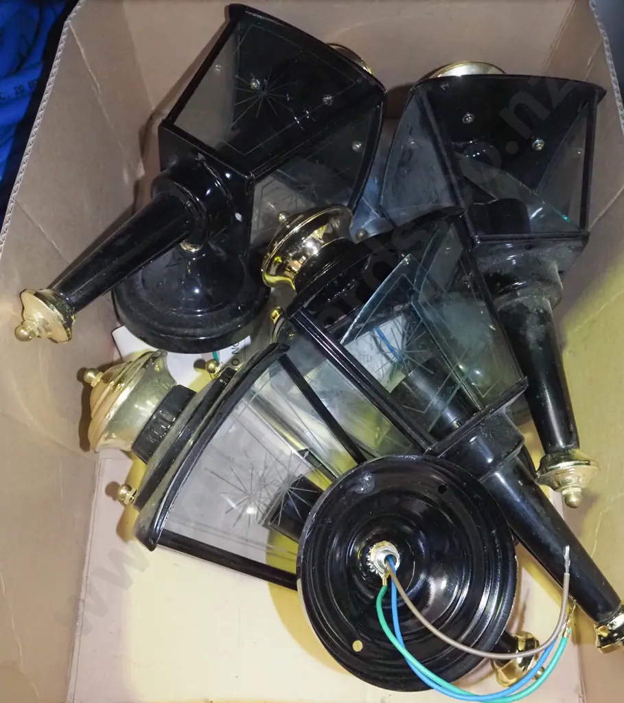 4x carriage style light fittings Image 1++