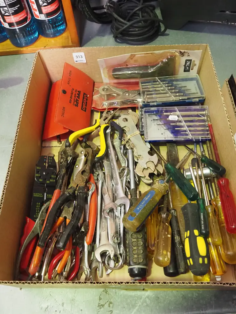 box; screwdrivers, pliers, vice grip setc Image 1++