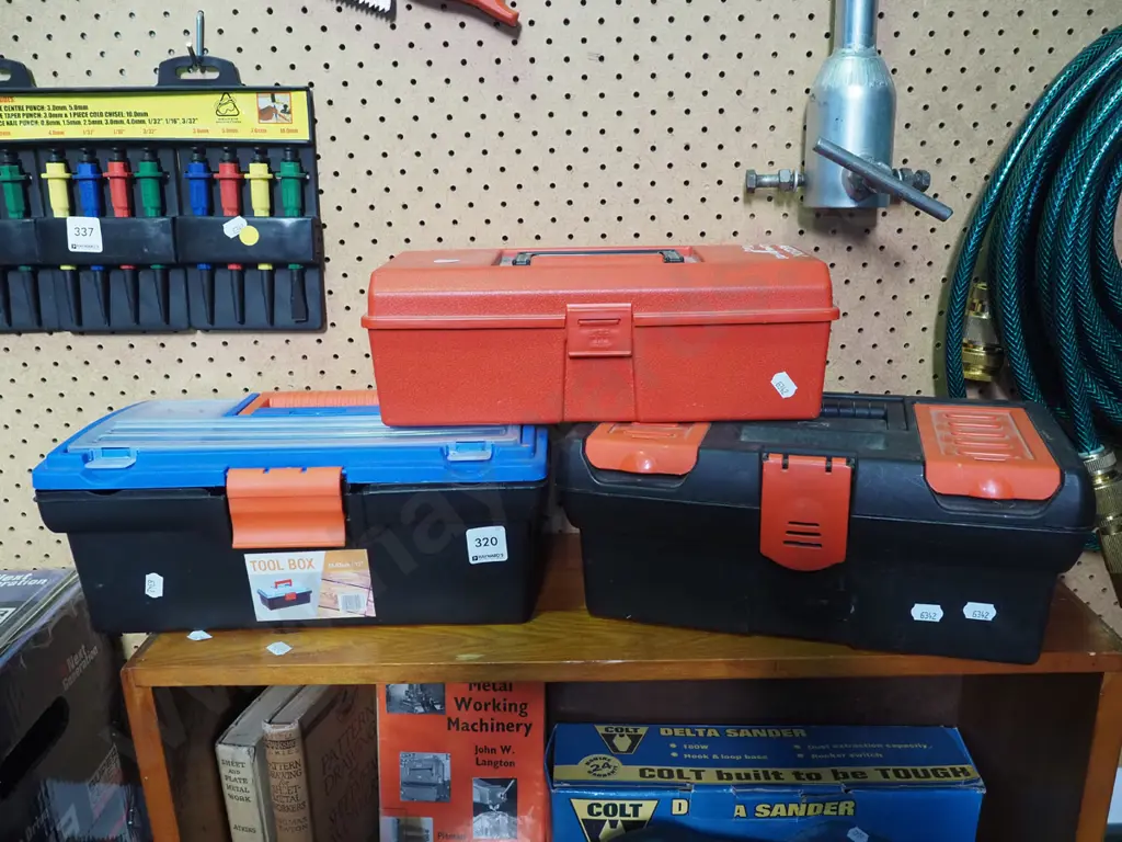 3x small plastic tool boxes Image 1++