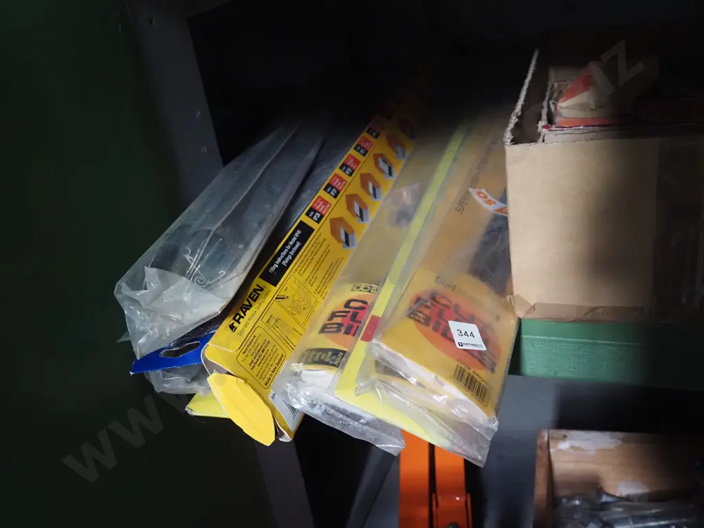 bundle of assorted plastic door seals Image 1++