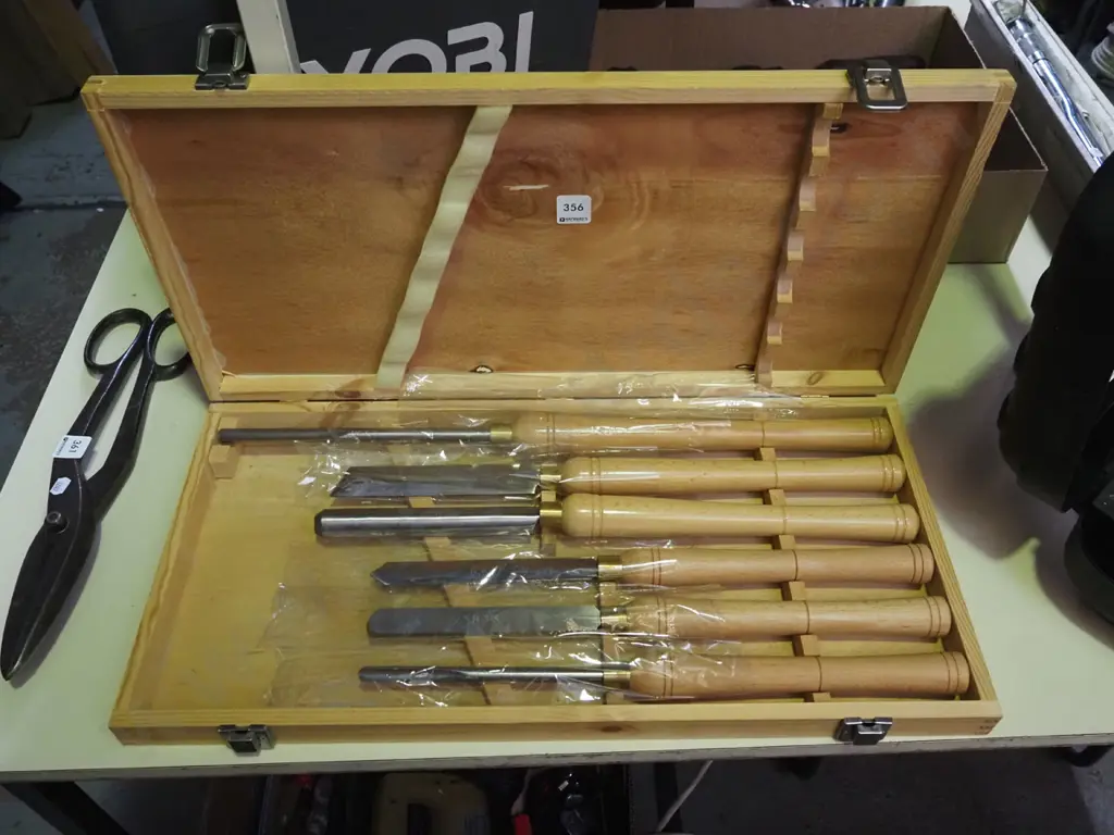 as-new wood cased lathe chisels Image 1++