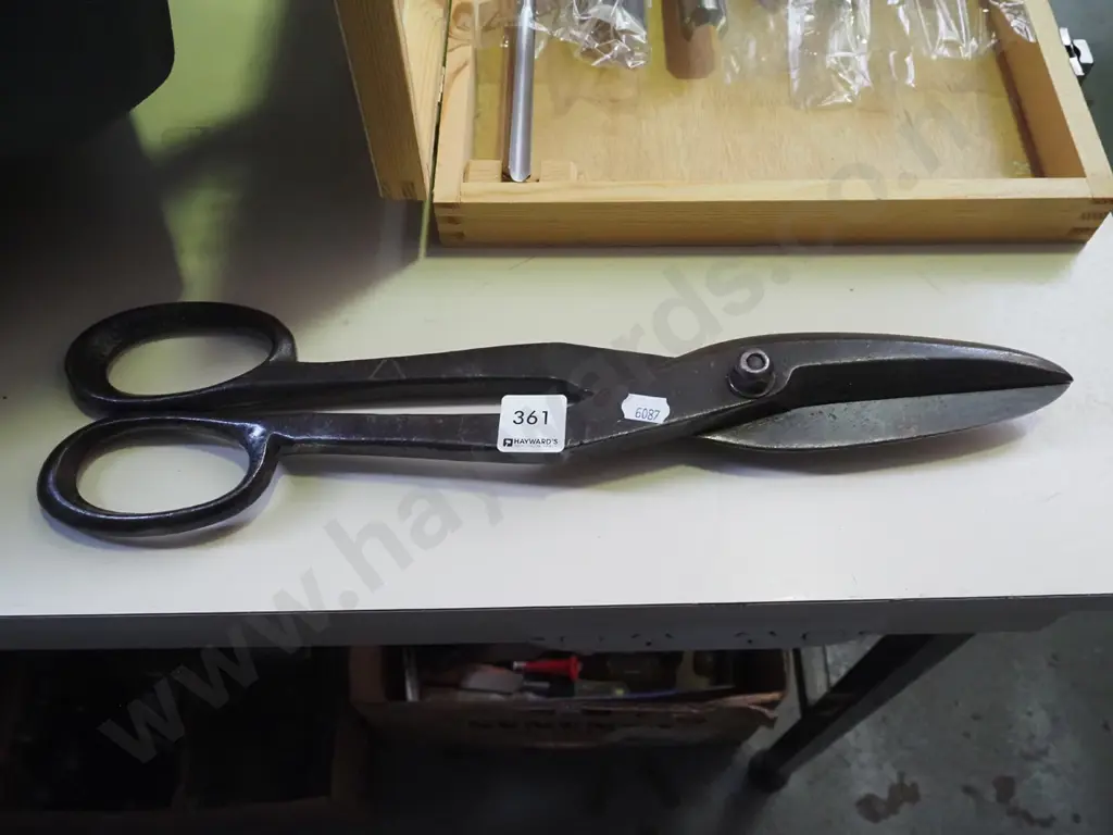 large pair of tin snips/scissors Image 1++