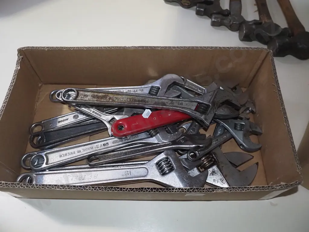 box of adjustable crescents Image 1++