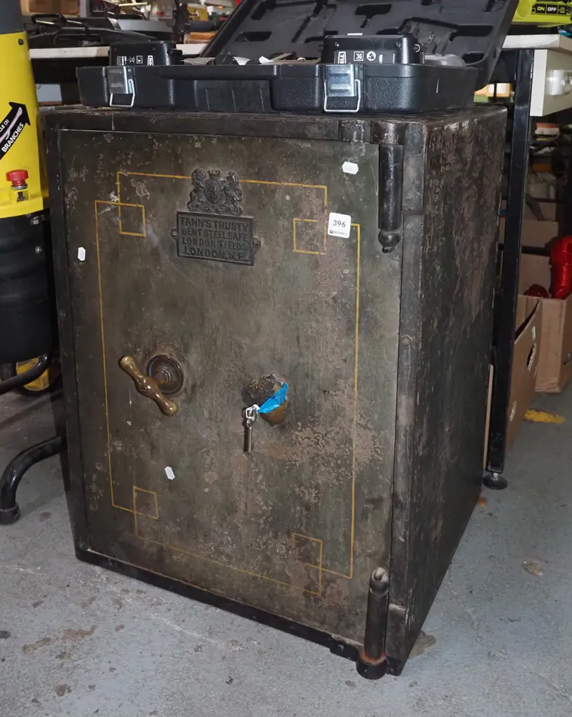 Tann's trusty bent steel safe - London Fileds, London - internal lock box with key Image 1++