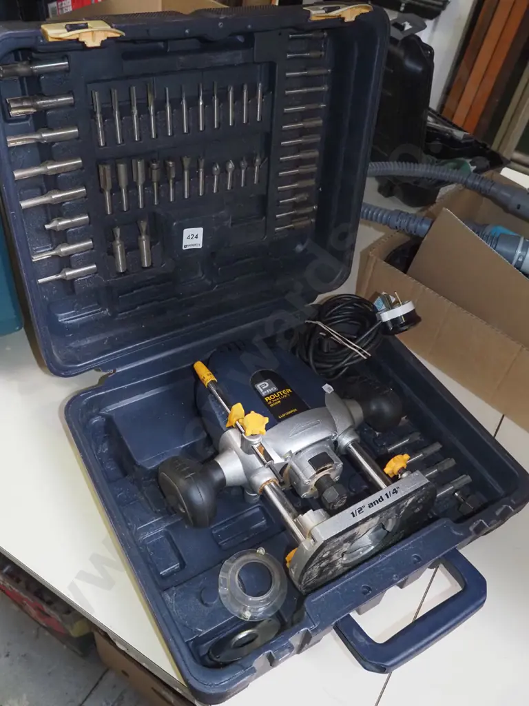 Pro cased 1200W plunge router with accessories Image 1++