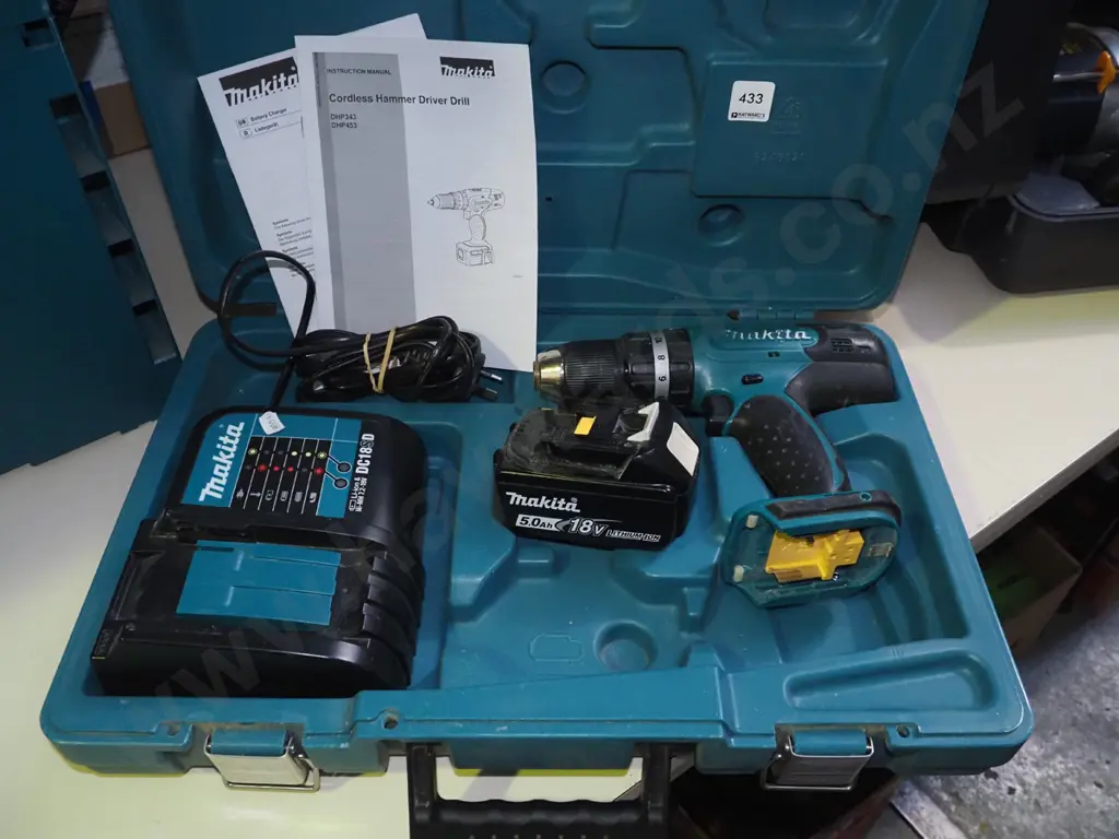 cased Makita 18V hammer/driver drill with battery and charger Image 1++