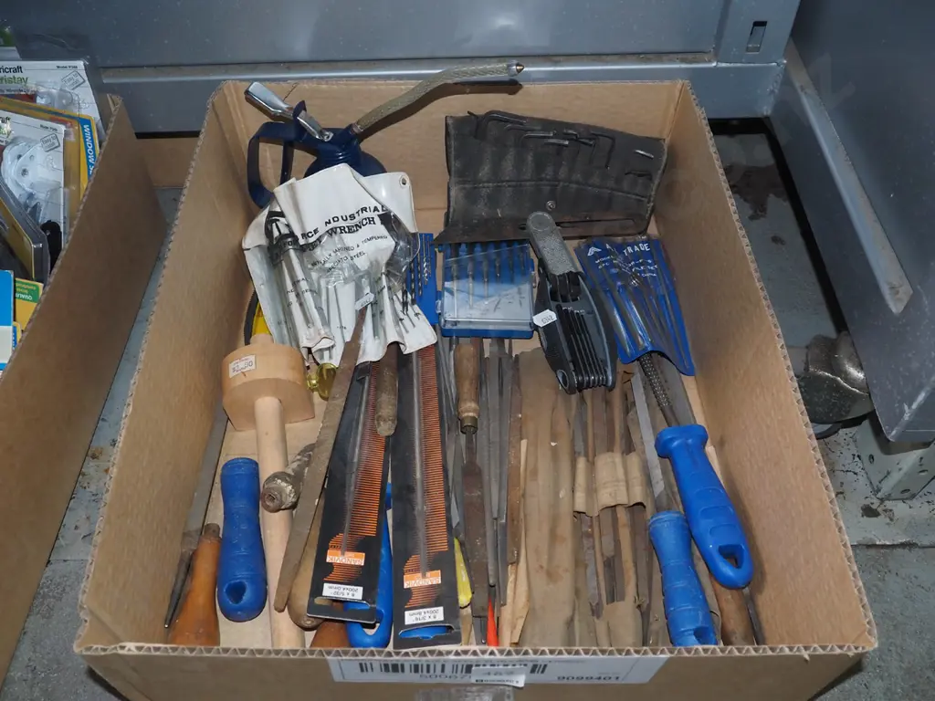 box; files, woodworkers gauge, oiler etc Image 1++