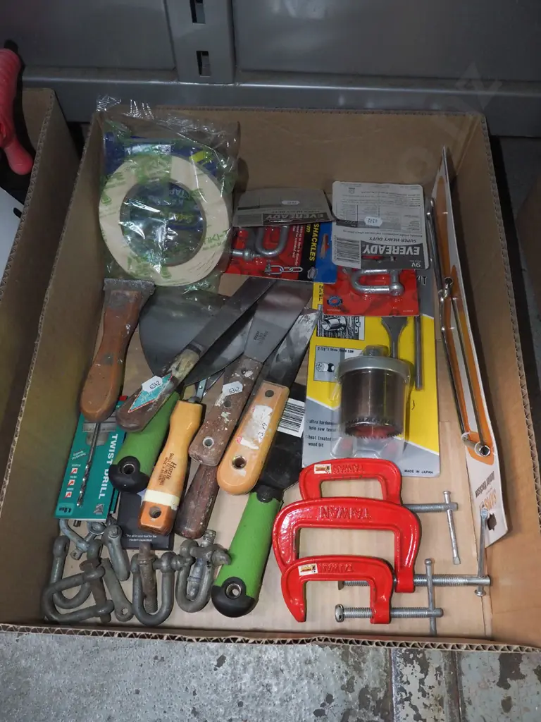 box; D shackles, scrapers, hole saw etc Image 1++
