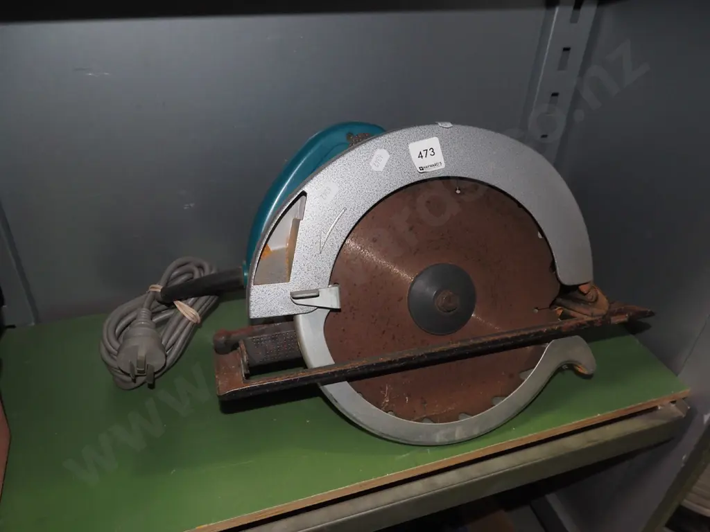 large heavy Makita skilsaw - rust needs new blade Image 1++