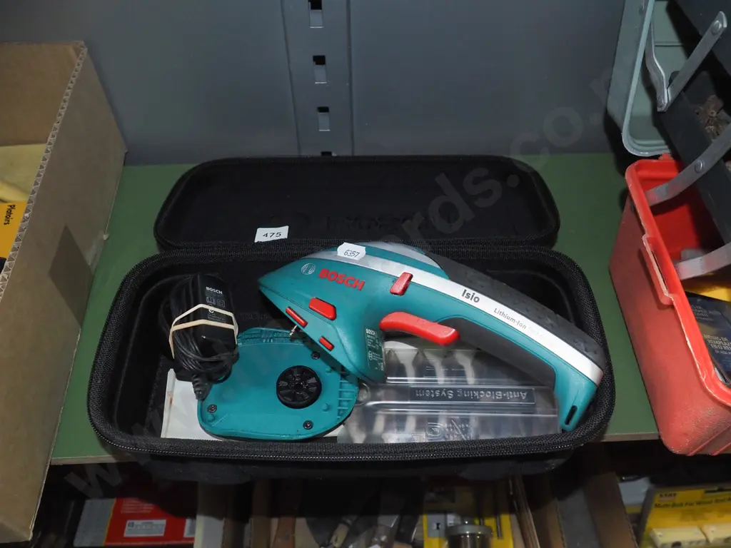small Bosch battery powered buxus trimmer Image 1++