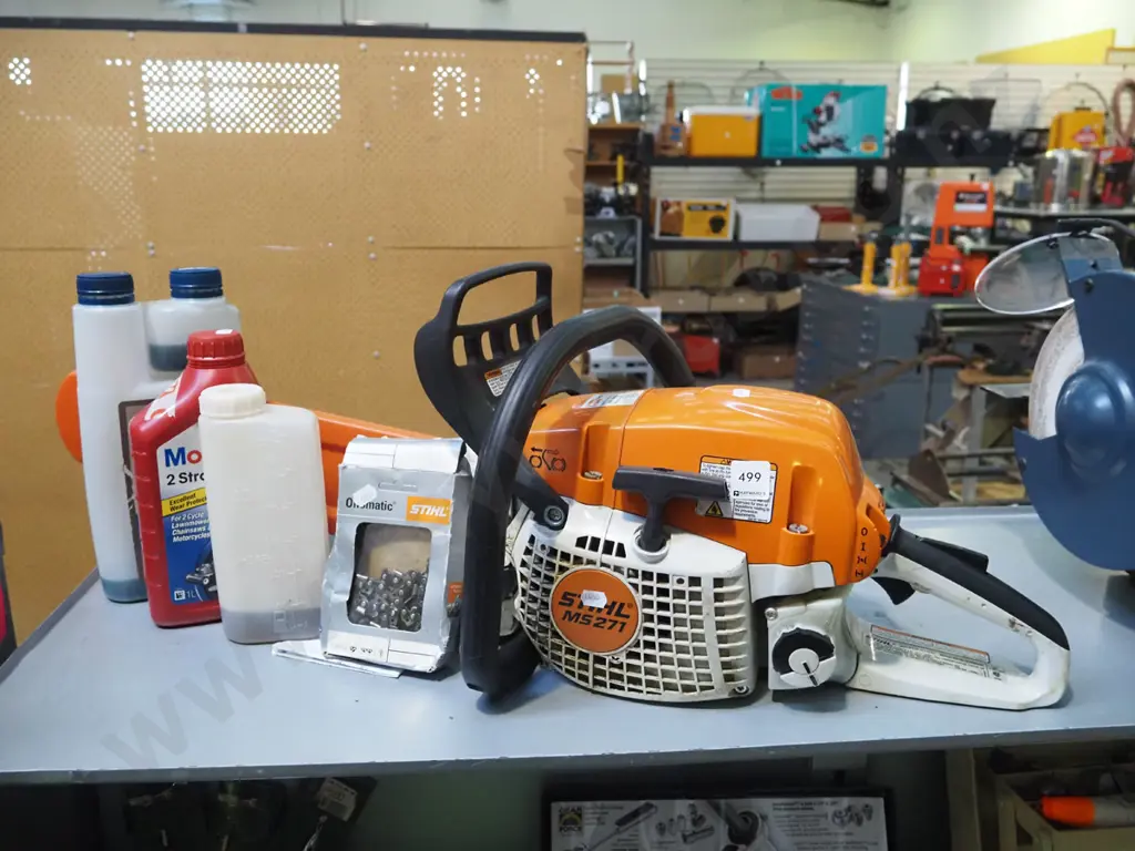 Stihl MS271 chainsaw with 2 stroke oil and additional chains Image 1++