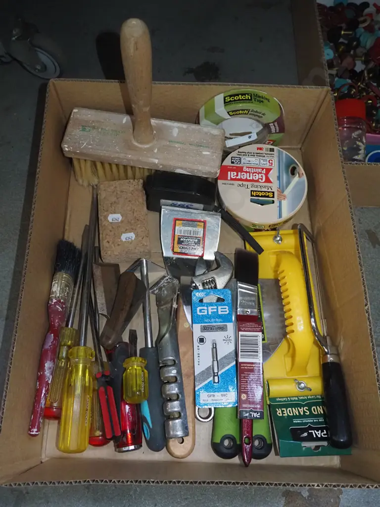 box; screwdrivers, paint scrapers, hand sander etc Image 1++