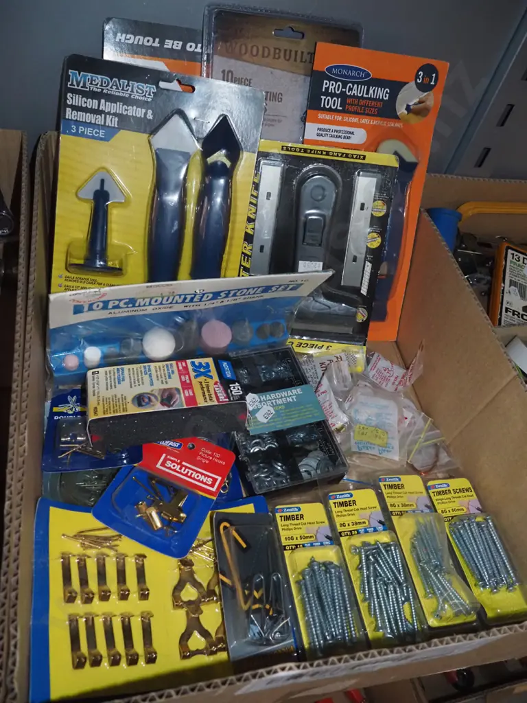 box; timber screws, silicon applicator kit etc Image 1++