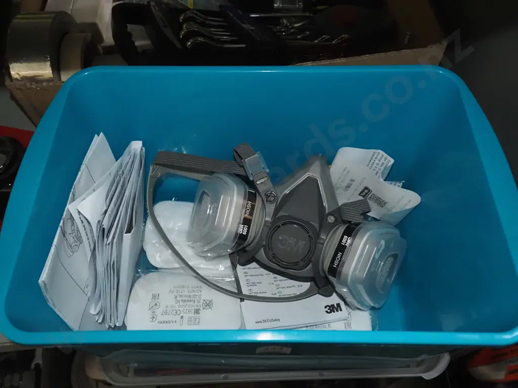 3M half face respirator set Image 1++