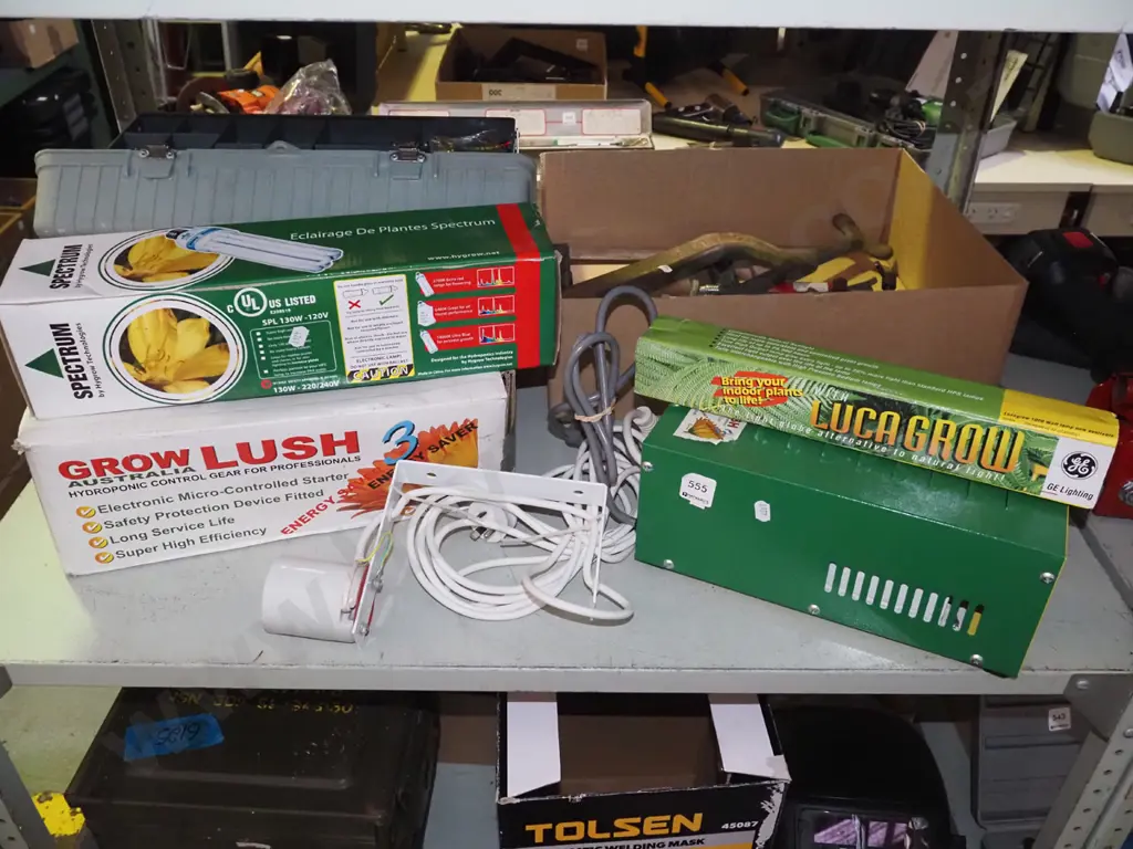 Grow Lush hydroponic lamp with 2 additional bulbs Image 1++