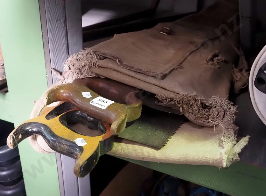 assorted hand saws in canvas carry bag Image 1++