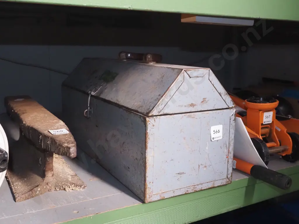 metal tool box Image 1++