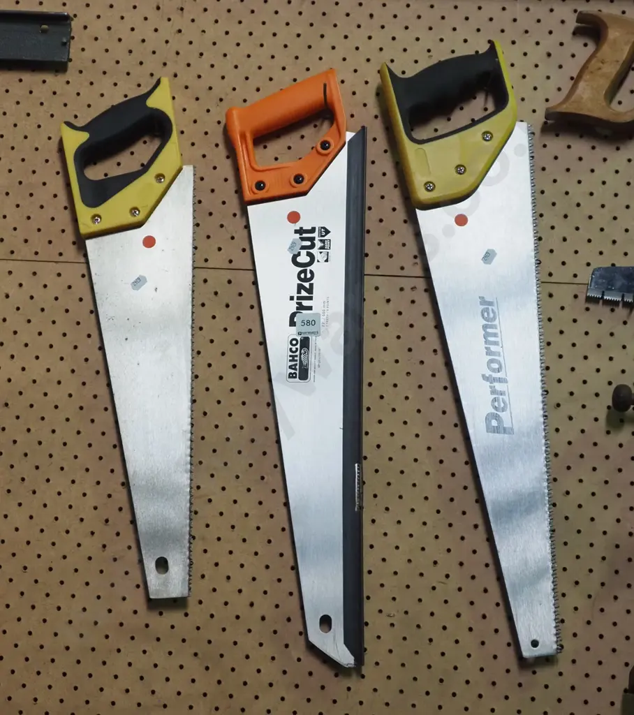 3x hand saws - red dots Image 1++