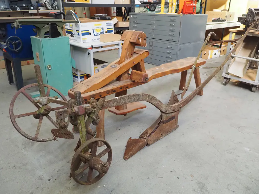 large rusty vintage plough L-2720 Image 1++