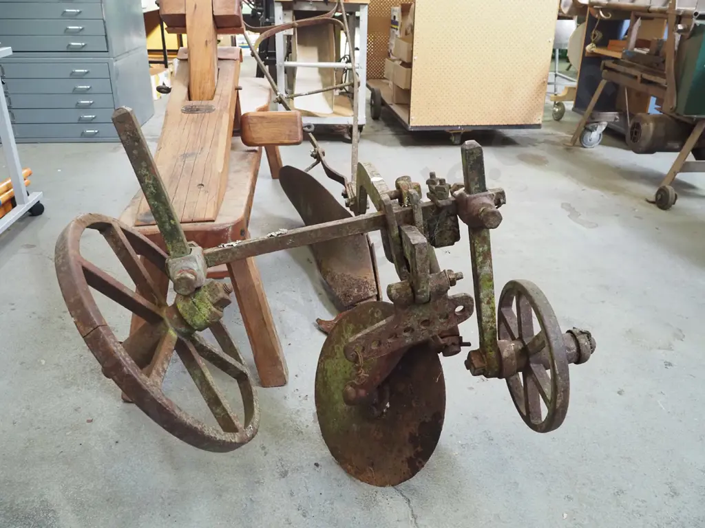 large rusty vintage plough L-2720 Image 1++