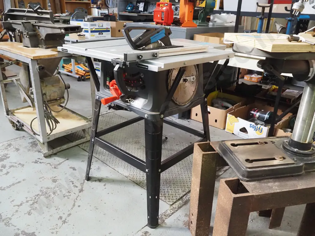 Ozito table saw with 1 additional blade Image 1++