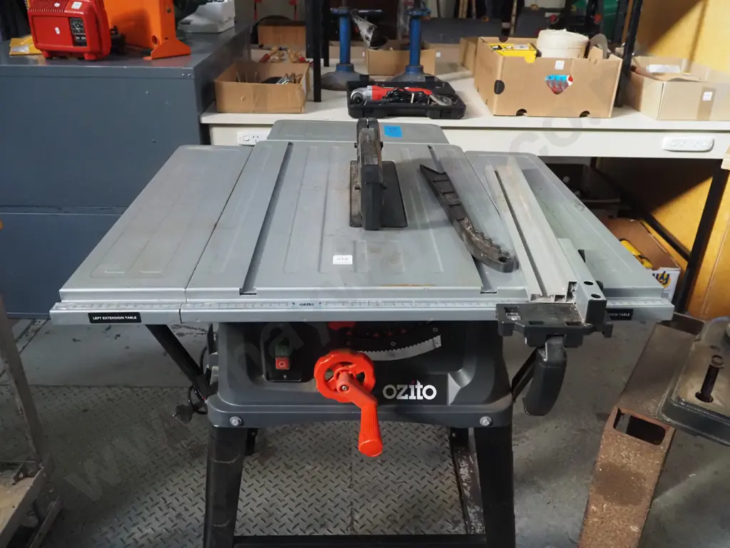Ozito table saw with 1 additional blade Image 1++