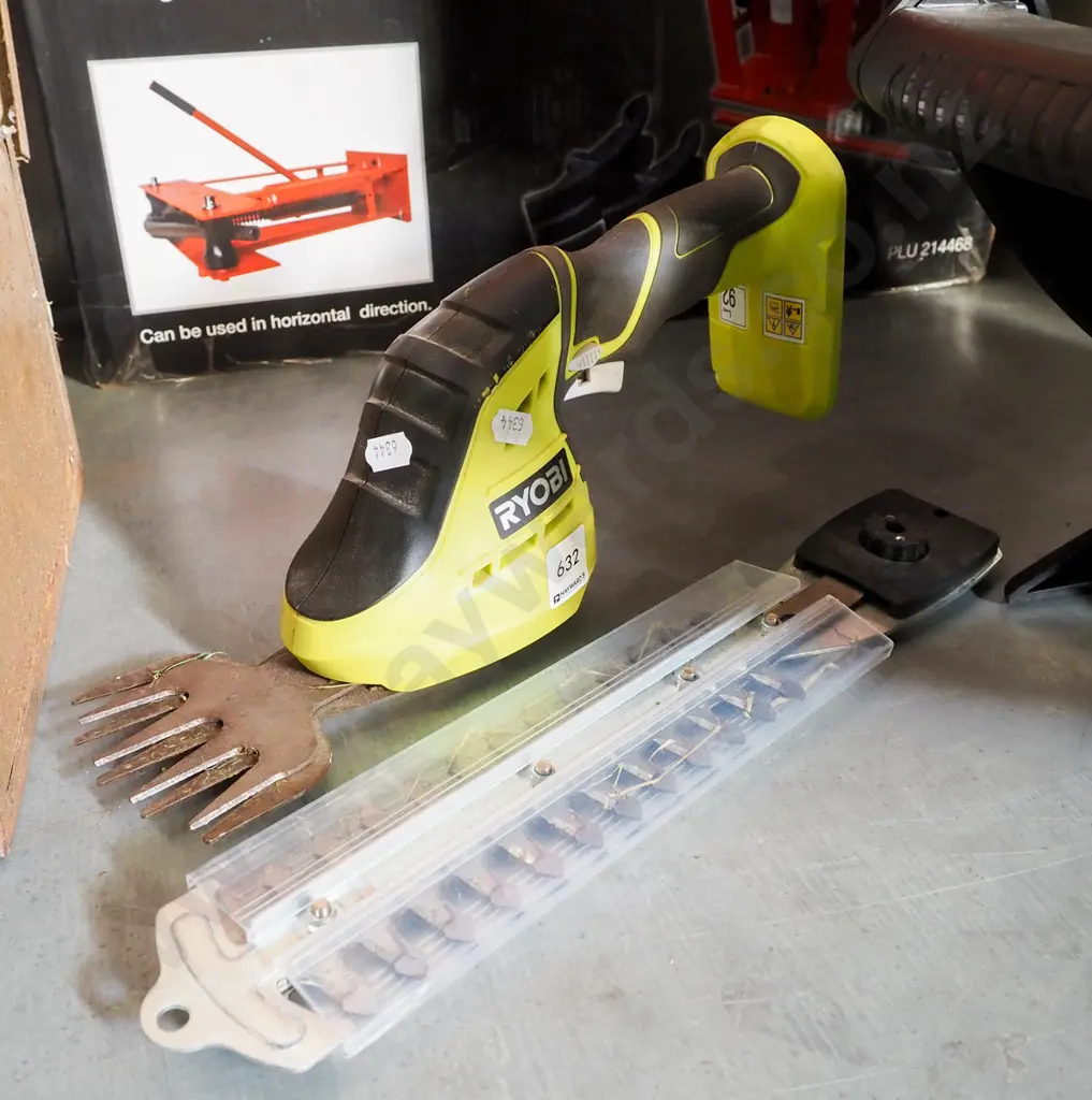 Ryobi battery powered buxus trimmer with additional blades - no battery or charger Image 1++