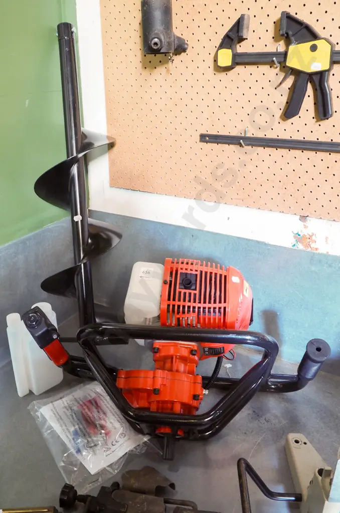 Tool Shed branded as new post hole borer with 1 auger Image 1++